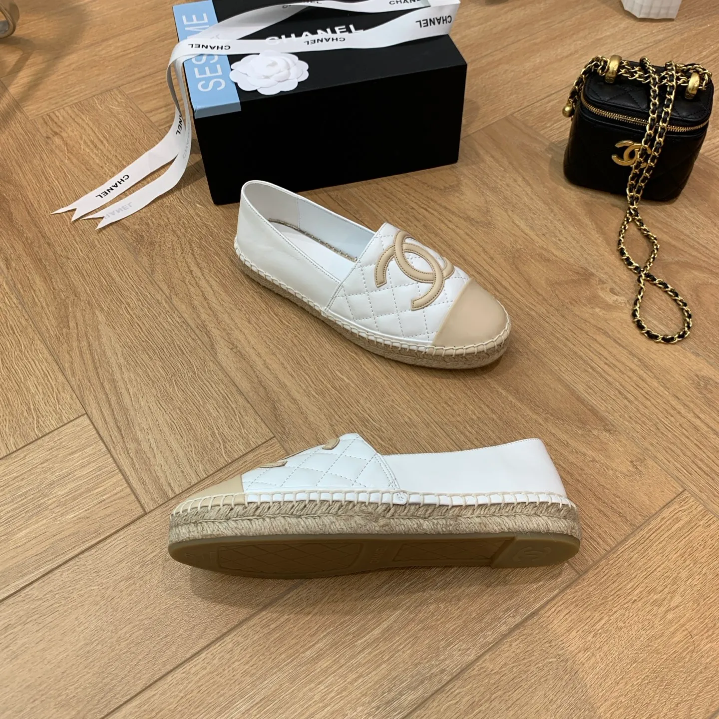 👟👟Ex-factory price 480👟👟 👑New colors are coming ✌️The new version of Chanel fisherman shoes is coming❗️Delivered in a complete set of top-notch packaging. The quality of my fisherman shoes has not been introduced much, everyone who has tried it knows it! The original customized upper, and my outsole is the original translucent outsole, the opaque outsole is the wrong version, full set of authentic packaging ❗️ size: 35-40, running price